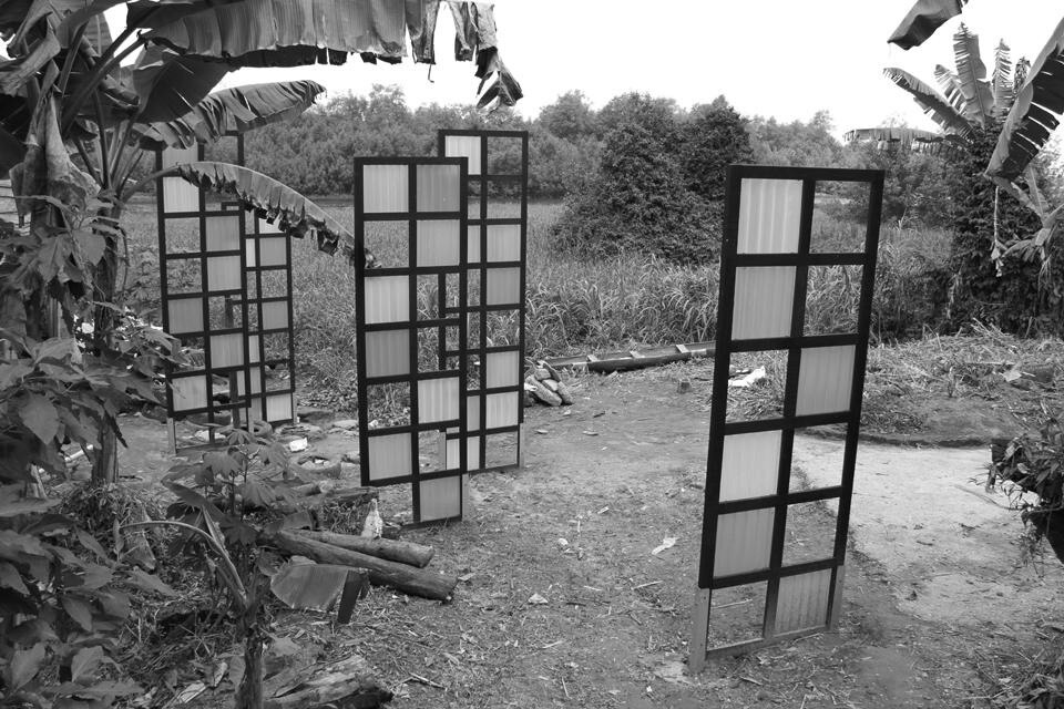 In apertura: Pascale Marthine Tayou, <i>La Colonne Pascale</i>, New Bell, Douala, 2010. Photo Roberto Paci Dalò, Douala, 2010. Qui sopra: Salifou Lindou, <i>Face à l'Eau, Bonamouti-Deïdo</i>, Douala, 2010. Opera d'arte pubblica commissionata e prodotta da doual'art nell'ambito di SUD 2010. Photo Roberto Paci Dalò, Douala, 2010