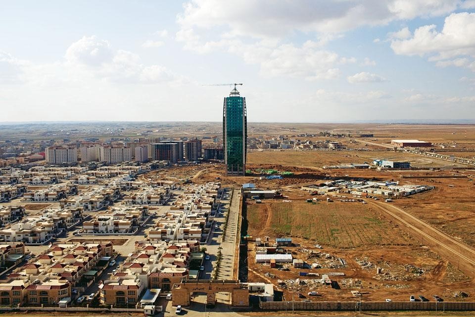 Veduta dell’Empire village, di fronte all’Empire Tower di Erbil. Elemento fondamentale della trasformazione della capitale in un hub economico e commerciale è stata la realizzazione e l’implementazione di un masterplan
