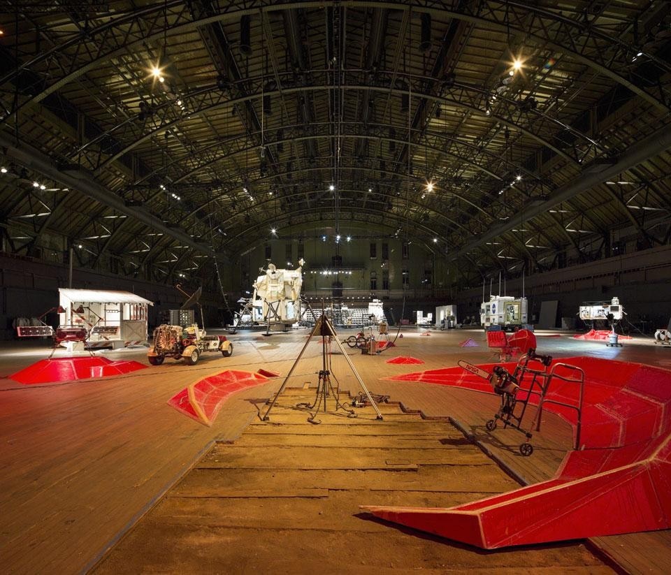 Vista dell'installazione di Tom Sachs <i>Space Program: Mars</i>,
Park Avenue Armory. Photo James Ewing
