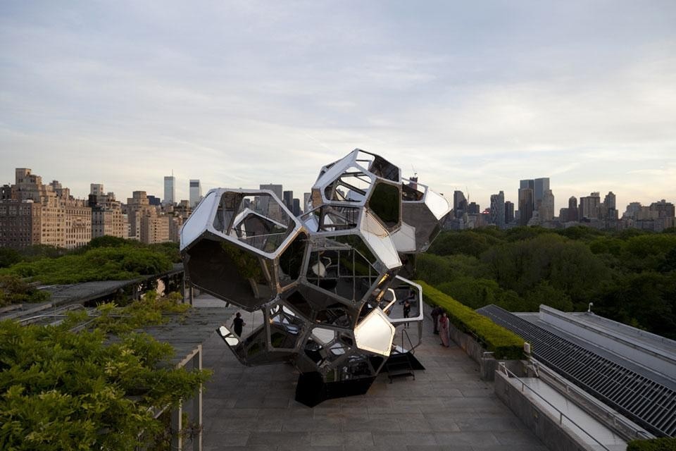 Tomás Saraceno, installazione <i>Cloud City</i>, sul tetto del Metropolitan Museum. Photo Tomás Saraceno