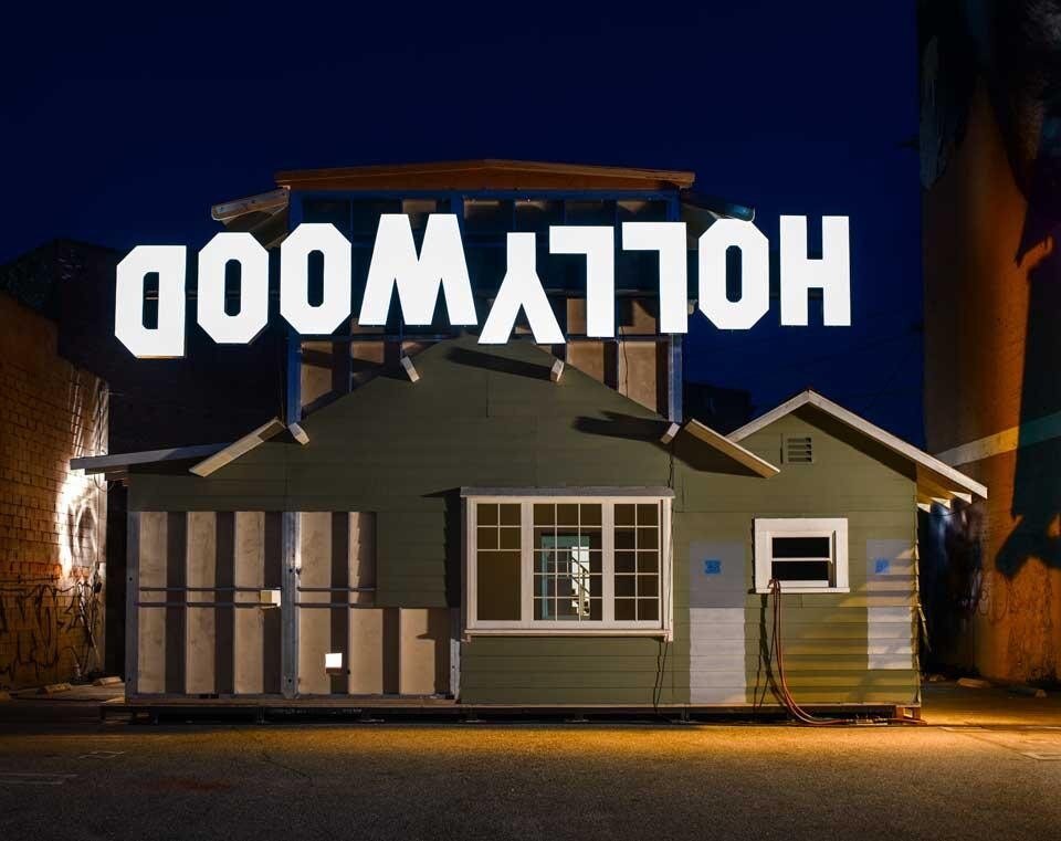 In apertura: <i>Rebel</i>, mostra curata da James Franco per il MOCA nello showroom JF Chen di Los Angeles. Qui sopra: Paul McCarthy & Damon McCarthy, <i>Rebel Dabble Babble</i>, The Box, LA, 2012. Courtesy of the artists and The Box, LA. Photo Fredrik Nilsen