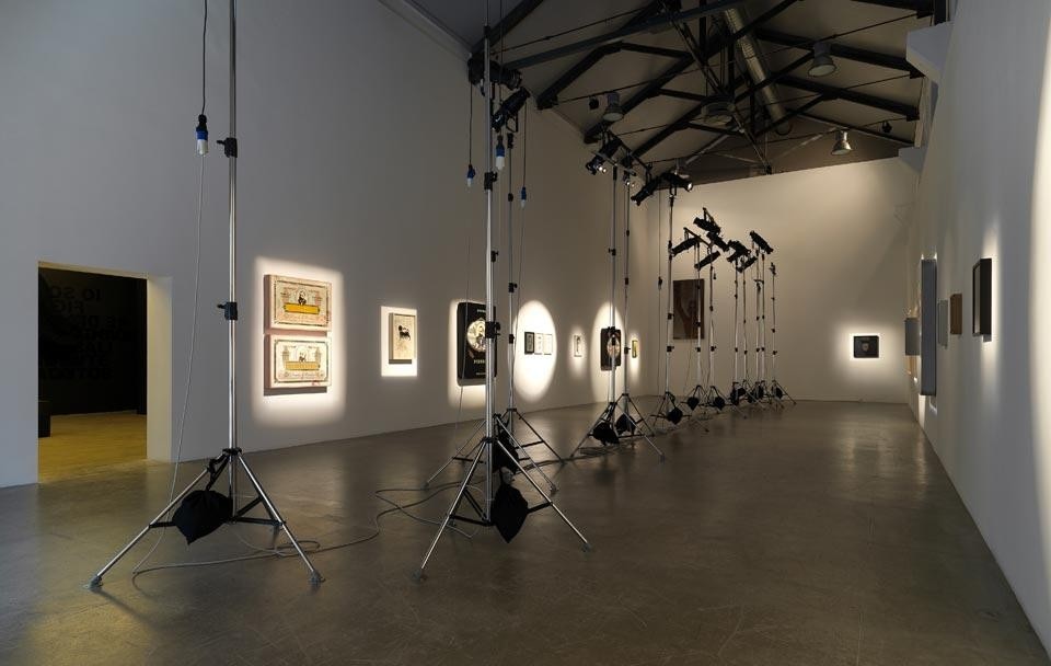 In apertura: Roberto Cuoghi, 
Senza titolo, 2012.
Tecnica mista su flexoid e ferro
110 x 104 x 15 cm.
Fotografia: Alessandro Zambianchi.
Courtesy l'artista e Massimo De Carlo. Qui sopra: <i>Zoloto</i>,  
veduta dell'installazione, Massimo De Carlo, 2012.
Fotografia: Matteo Piazza.
Courtesy l'artista e Massimo De Carlo
