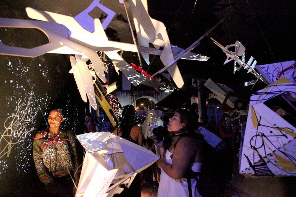 Faíscas, installazione <i>Supernova</i> al Circo Voador, Rio de Janeiro