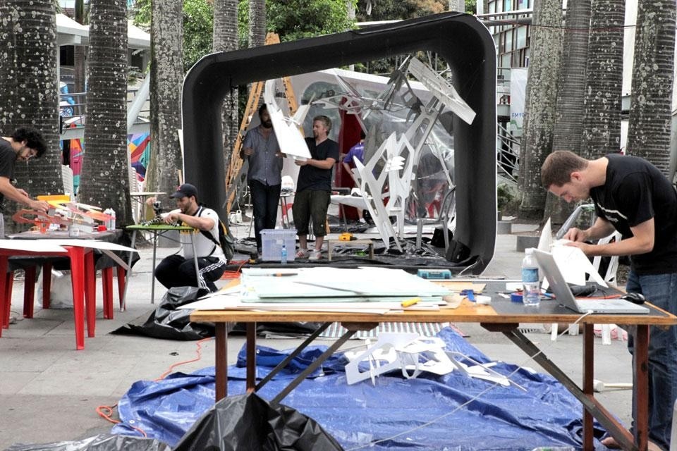 Faíscas, preparativi dell'installazione <i>Supernova</i> al Circo Voador, Rio de Janeiro