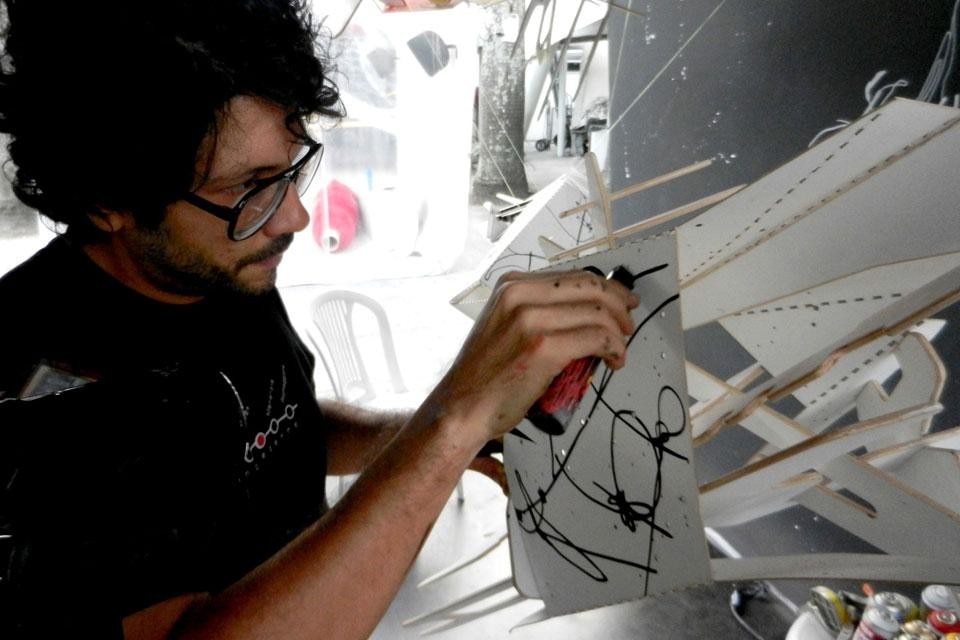 Il <i>graffiti artist</i> Smael Vagner al lavoro sull'installazione <i>Supernova</i> al Circo Voador, Rio de Janeiro