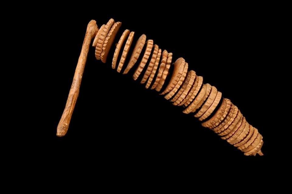 Sistrum (percussione) Wándyerma, Dogon, raccolto a Mopti, Mali, nel 1931, calabash (varietà di zucca), collezione del Musée du quai Branly