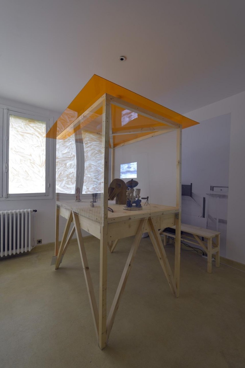 Foto di apertura e a fianco: vista della mostra <i>La mission Dakar-Djibouti</i>, Villa Noailles. Photo © Olivier Amsellem