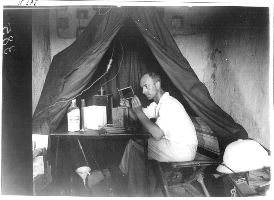 Marcel Griaule nella sua camera oscura mobile.? Fonds Marcel-Griaule, Bibliothèque Éric-de-Dampierre, MAE, Université Paris Ouest Nanterre La Défense, Francia