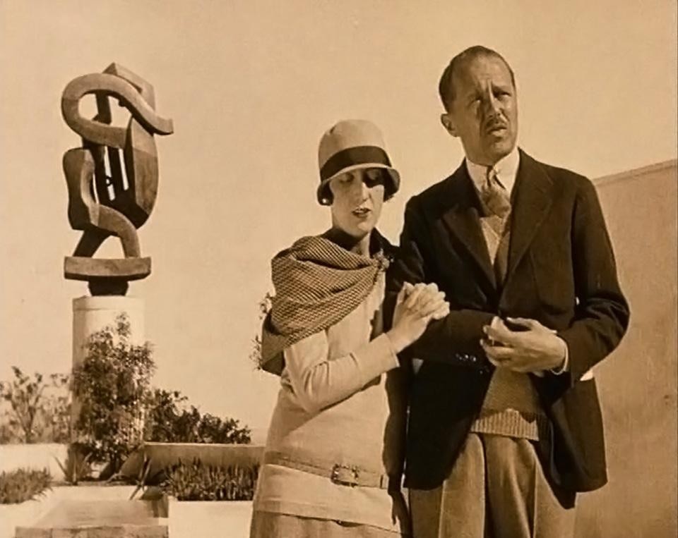 Charles e Marie-Laure de Noailles fotogramma del film <i>Biceps et bijoux</i>, 1928. Regia di: Jacques Manuel Cnac-archives du film