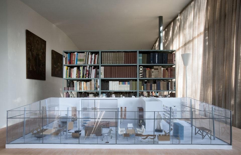 SANAA, installazione di modelli all'interno della biblioteca
