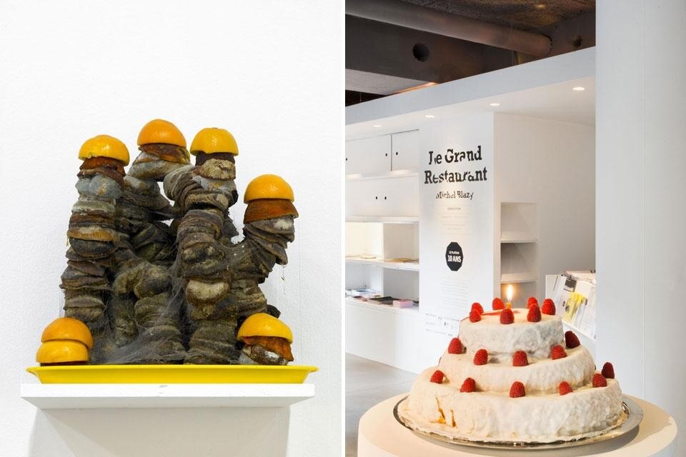 A sinistra: Michel Blazy, <i>Sculpture (par Jean-Luc Blanc)</i>, 2003-2007. Bucce d'arancia. Courtesy Art: Concept (Paris). © Michel Blazy. Photo Marc Domage. A destra: <i>Le Grand Restaurant</i>. Photo Martin Argyroglo