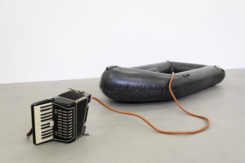 Kirsten Pieroth, <i>Inflated Dinghy</i>, 
2009, fisarmonica, gommone, canna per innaffiare, video. Courtesy Martin Klosterfelde, Berlin