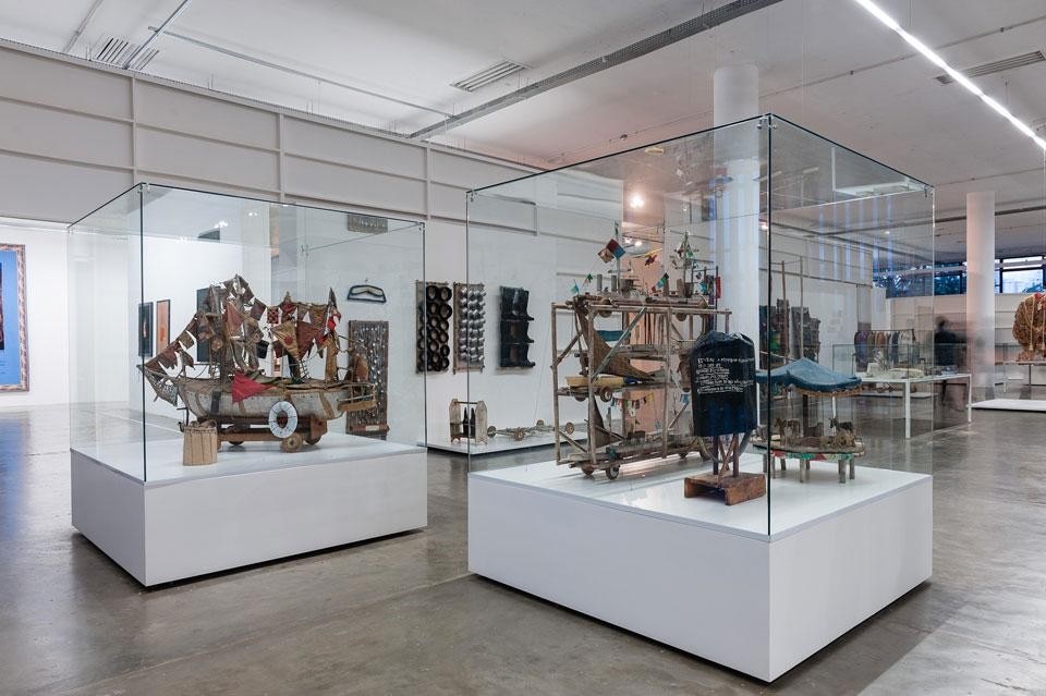 In apertura e qui sopra: l'installazione di Arthur Bispo do Rosário alla "Bienal de Sao Paulo"