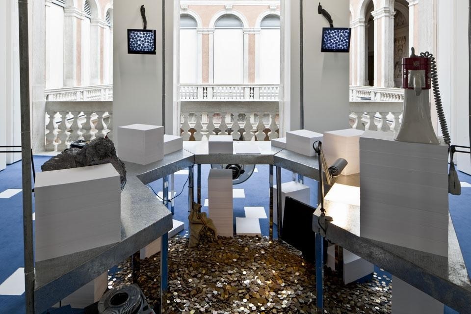 Michel François, <i>Bureau Augmenté – projet évolutif et itinérant</i>, 1997-2012, videoinstallazione, dimensioni varie, 5'45". © Michel François by SIAE 2012. Courtesy carlier | gebauer, Berlin. Photo © Palazzo Grassi, ORCH orsenigo_chemollo