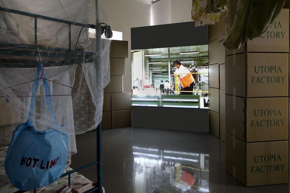 In apertura: Bill Viola, <i>Hall of Whispers</i>, 1995
video 10 canali in bianco e nero proiettato su due pareti opposte di una sala oscurata; suono mono amplificato a dieci canali, 29'57”
dimensioni della sala 10,5 x 3,9 x 3,6m. © Bill Viola Studio. Courtesy ARTIUM of Alava, Vitoria-Gasteiz. Photo Gert Voor in't Holt. Qui sopra: Cao Fei, <i>Whose Utopia</i>, 2006-2007, videoinstallazione, materiali vari, dimensioni varie, 20'. Courtesy the artist. Photo © Palazzo Grassi, ORCH orsenigo_chemollo