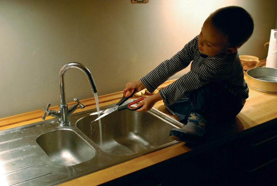 Mircea Cantor, <i>Vertical Attempt</i>, 2009, 01”, loop. © 2009 Mircea Cantor. Courtesy Mircea Cantor et Yvon Lambert, Paris