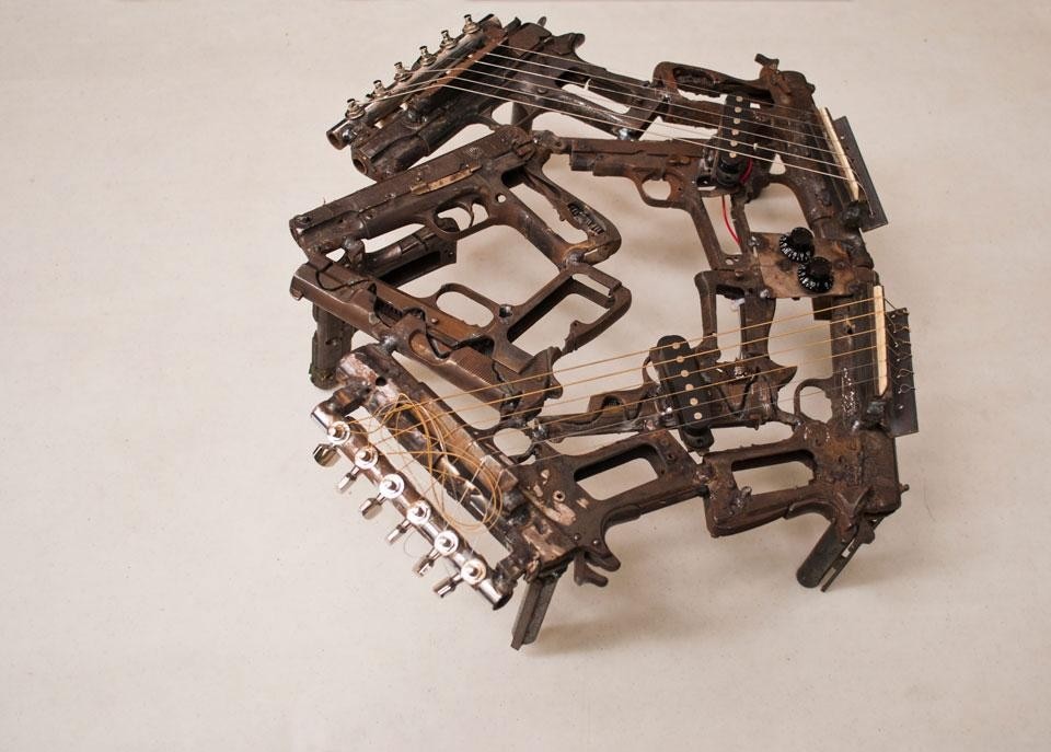 In apertura e qui sopra: sei musicisti hanno lavorato per due settimane con degli artigiani per realizzare circa 50 strumenti funzionanti, ottenuti da armi confiscate. Photos courtesy of the artist and Alumnos47