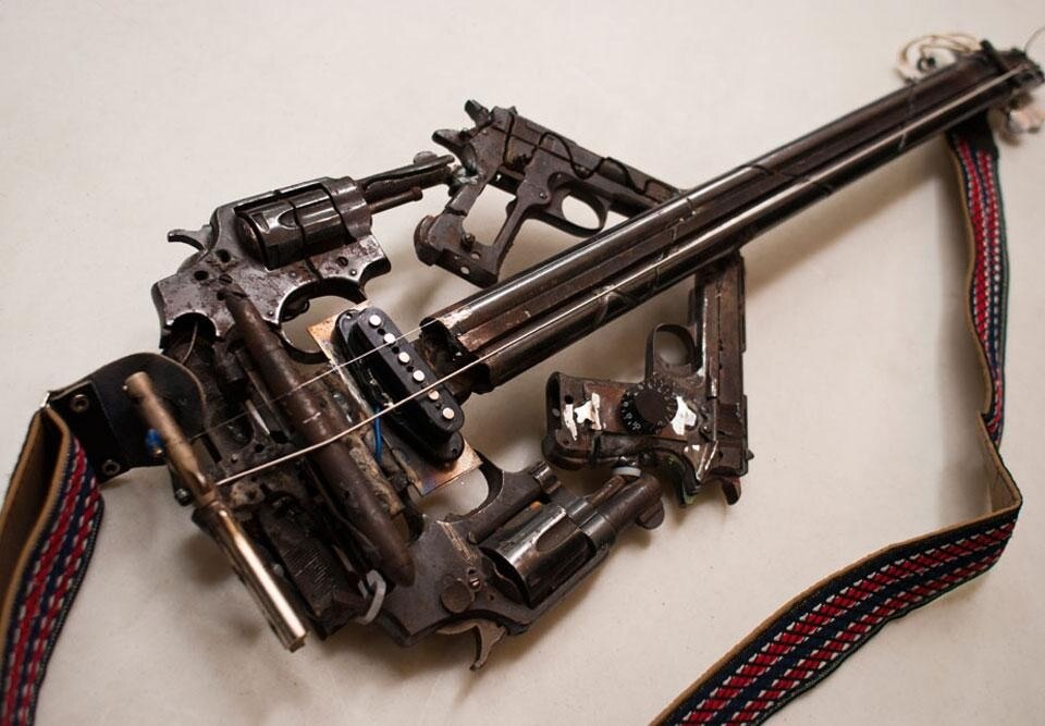 L'opera di pedro Reyes, che usa il linguaggio della performance, consiste in oltre 500 armi da fuoco modificate, tutte confiscate dal ministero della Difesa messicano e donate a Pedro a esclusivi fini artistici