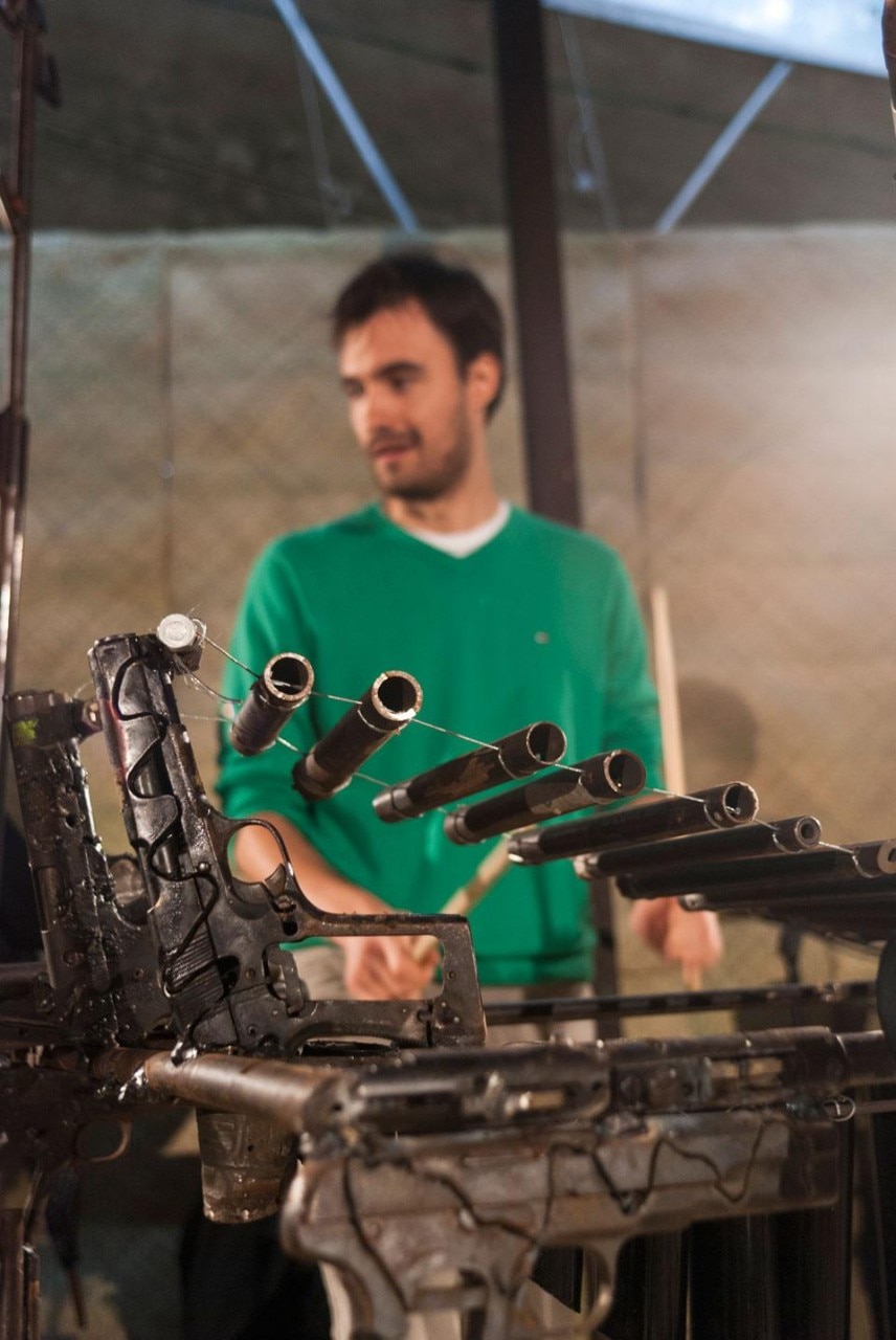 Un momento del concerto <i>Imagine</i>, eseguito per la prima volta lo scorso giugno nella sede di Alumnos47, a Città del Messico, con gli strumenti del progetto di Pedro Reyes