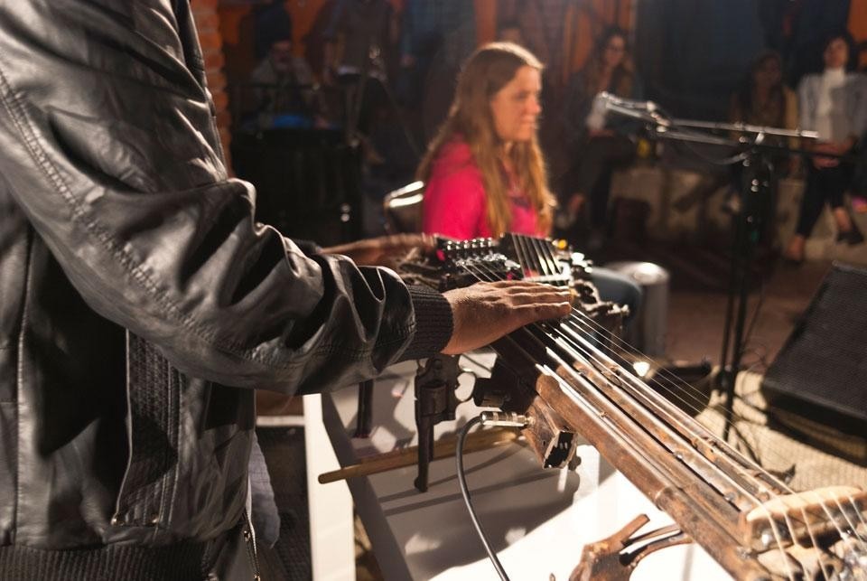 Un momento del concerto <i>Imagine</i>, eseguito per la prima volta lo scorso giugno nella sede di Alumnos47, a Città del Messico, con gli strumenti del progetto di Pedro Reyes