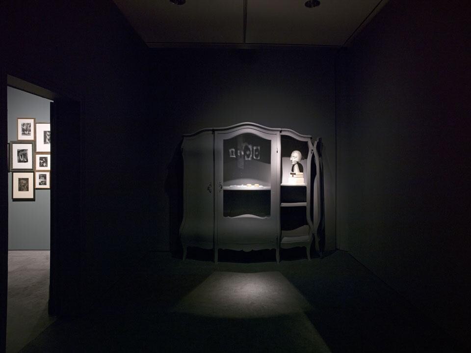 Vista della mostra "Un altro tempo. Vite nell'arte (1912—1957", al MartRovereto (22 settembre – 13 gennaio 2013). Nella vetrina, gioielli di Edith Sitwell e un suo busto realizzato da Maurice Lambert, 1926-27. Fondazione William Walton e William Walton Trust
