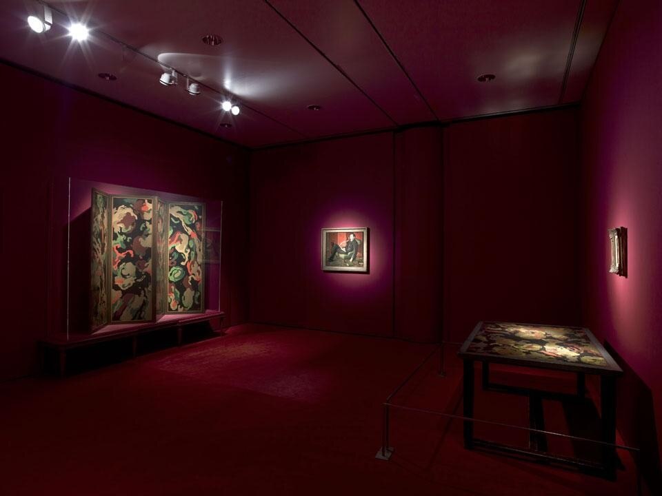 In apertura: Cecil Beaton, <i>Edith Sitwell</i>, esposizione multipla, stampa su carta alla gelatina d'argento, 29,2 x 24,2 cm, 1962, Courtesy Cecil Beaton Studio Archive at Sotheby’s. Qui sopra: Vista della mostra "Un altro tempo. Vite nell'arte (1912—1957", al MartRovereto (22 settembre – 13 gennaio 2013). In questa stanza, le opere di Duncan Grant: <i>Ritratto di James Strachey</i>, 1910; <i>Paravento con ninfee</i>, 1913-14; <i>Tavolo con ninfee</i>, 1913-14; 
<i>Ritratto di James Strachey</i>, 1910
