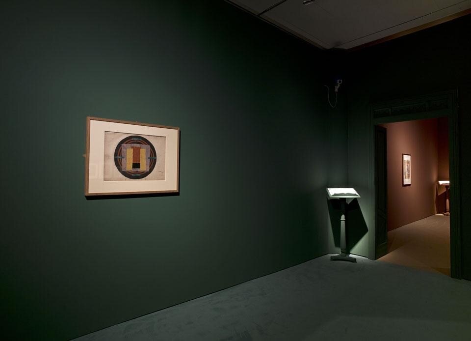 Vista della mostra "Un altro tempo. Vite nell'arte (1912—1957", al MartRovereto (22 settembre – 13 gennaio 2013). Appeso alla parete, Alla parete, il progetto per un tappeto rotondo con disegni astratti degli Omega Workshops per Arthur Ruck, 1916
Omega Workshops. Victoria and Albert Museum, Londra. Donato dalla signora Margery Fry, J.P.

