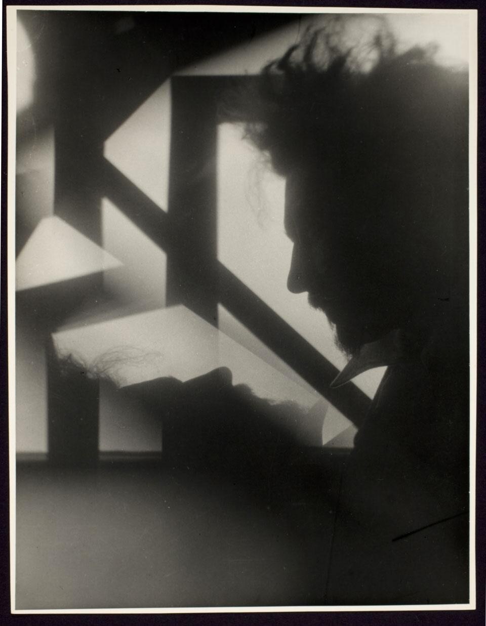 Alvin Langdon Coburn, <i>Vortograph of Ezra Pound</i>, stampa alla gelatina d'argento su carta, 20,4 x 15,4 cm, 1917. George Eastman House, Rochester
