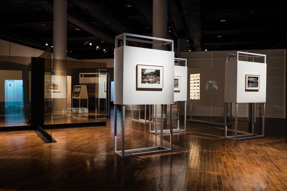 Nello spazio del Museo de Arte Brasileira FAAP, José Arnaud Bello compone con proiezioni, fotografie, disegni, testi e profonda sensibilità tre insiemi di opere a cavallo tra il poetico e lo scientifico, che si presentano come degni interlocutori di Smithson