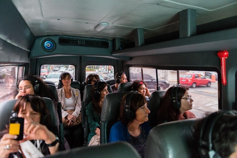 In apertura: Charlotte Posenenske, <i>Square Tubes</i>, vista dell'installazione alla Estação da Luz. Qui sopra: Leandro Tartaglia, <i>Todo en su mente. Viaje en dos actos</i> (“All in the mind. Journey in two acts”), audio tour organizzato dal padiglione della Biennale al Parque de Ibirapuera fino alla cappella Morumbi