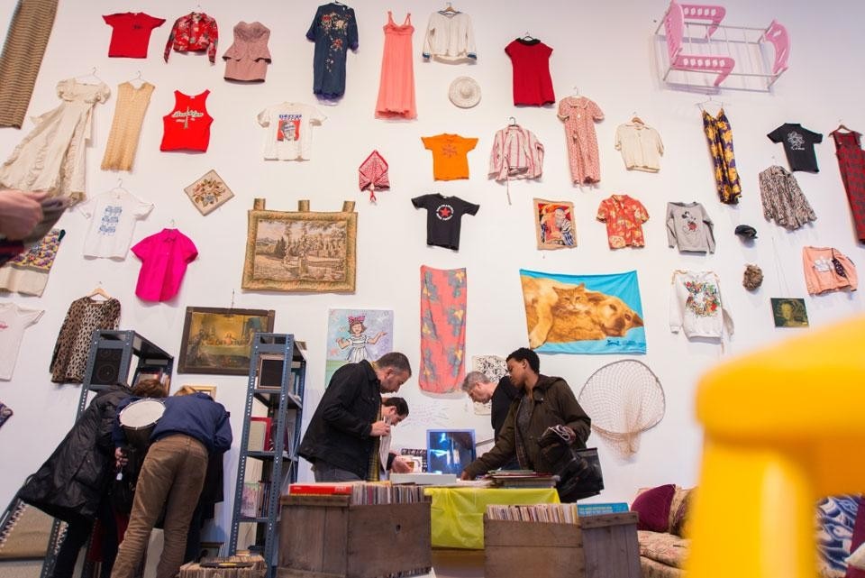 Martha Rosler <i>Meta-Monumental Garage Sale</i>, vista dell'installazione al Museum of Modern Art, New York. Photo Scott Rudd