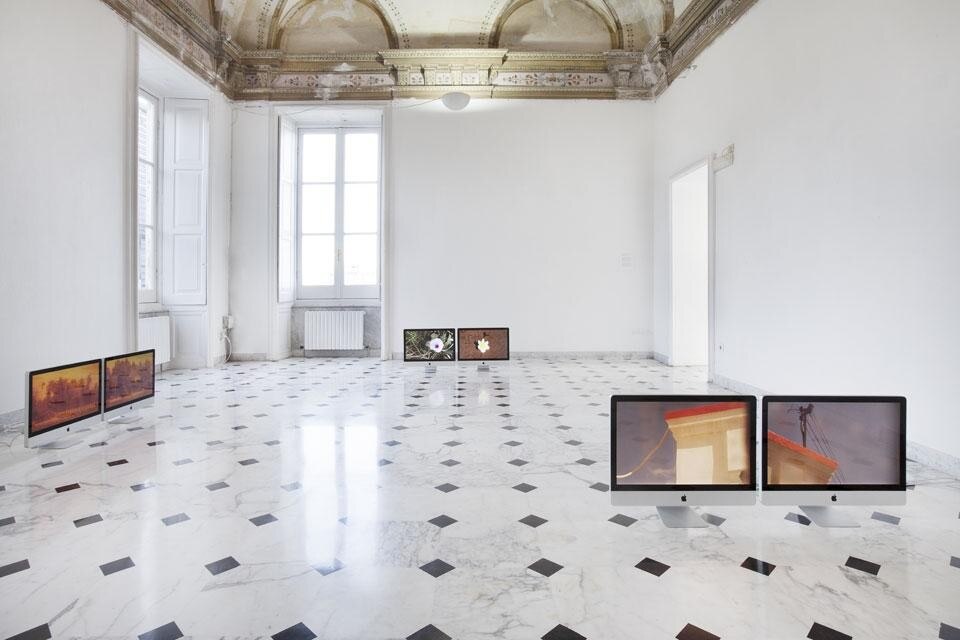 In apertura e qui sopra: "Slideshows" la mostra con il lavoro di Massimo Grimaldi al Museo d'Arte Contemporanea di Villa Croce, Genova (29 settembre – 18 novembre)