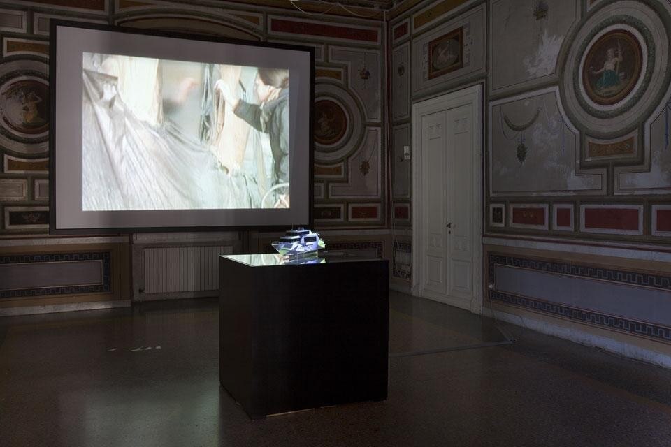 Modello di <i>Guilty</i> di Jeff Koons e Ivana Porfiri in mostra al Museo d'Arte Contemporanea di Villa Croce, Genova