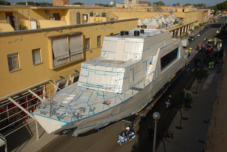 Una fase del trasferimento di <i>Guilty</i> di Jeff Koons e Ivana Porfiri a Genova