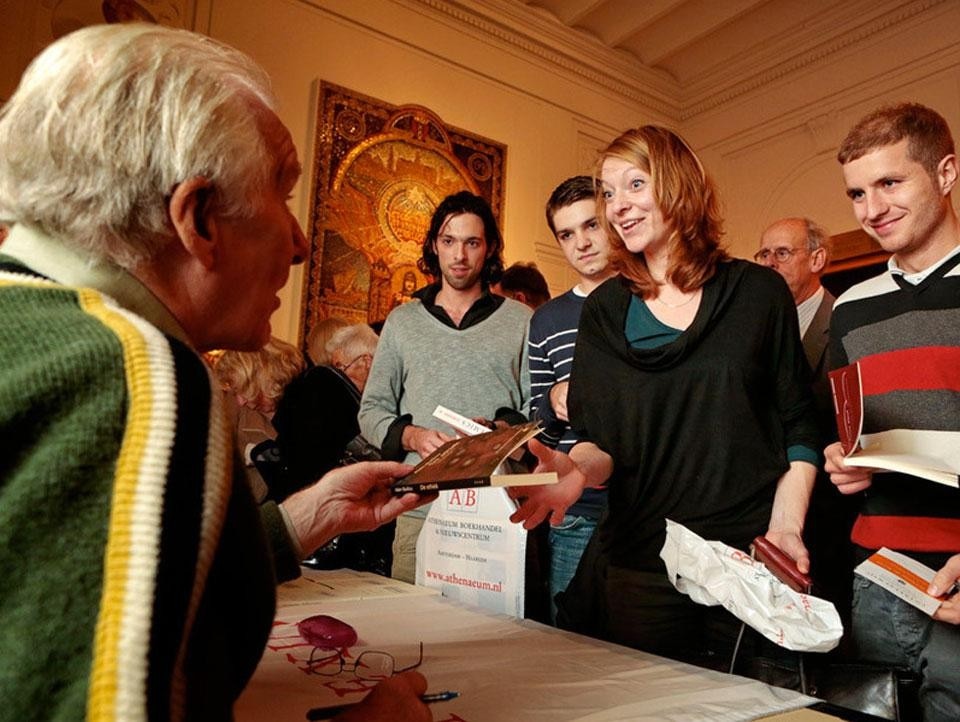 Dediche e autografi con Alain Badiou alla Nexus Conference 2012 "How to change the World". Photo Dolph Cantrijn 