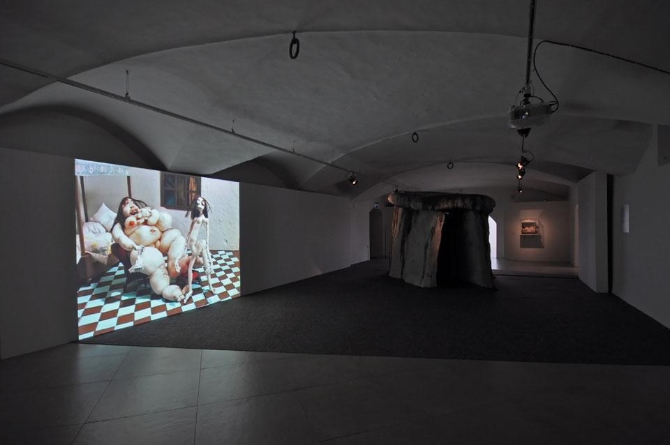 In apertura e qui sopra: una delle sale dedicate a Nathalie Djurberg. Photo Martino Margheri. Courtesy CCC Strozzina, Firenze