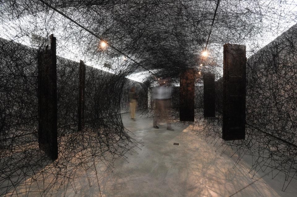 Installazione di Chiharu Shiota. Photo Martino Margheri. Courtesy CCC Strozzina, Firenze