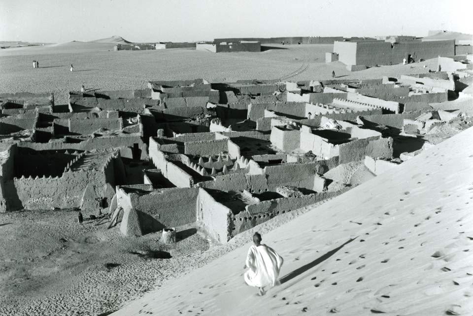 In apertura: <i>Moschea</i>, In Salah, Algeria centrale. Sopra: <i>Verso In Salah</i>, Algeria centrale. Peter W. Häberlin, Fotostiftung Schweiz, Winterthur