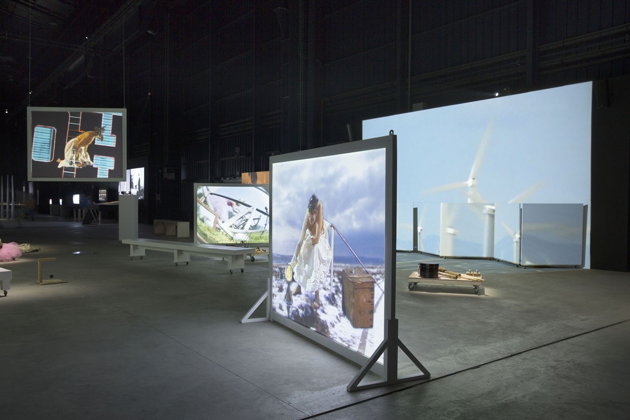 Joan Jonas, “Light Time Tales”, 2014. Installation views Fondazione HangarBicocca, Milan Photo Agostino Osio. Courtesy Fondazione HangarBicocca, Milan