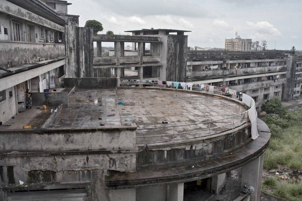 Guy Tillim, Grande Hotel, Beira, Mozambique, from “Avenue Patrice Lumumba,” 2007 Courtesy The Walther Collection and Stevenson, Cape Town and Johannesburg