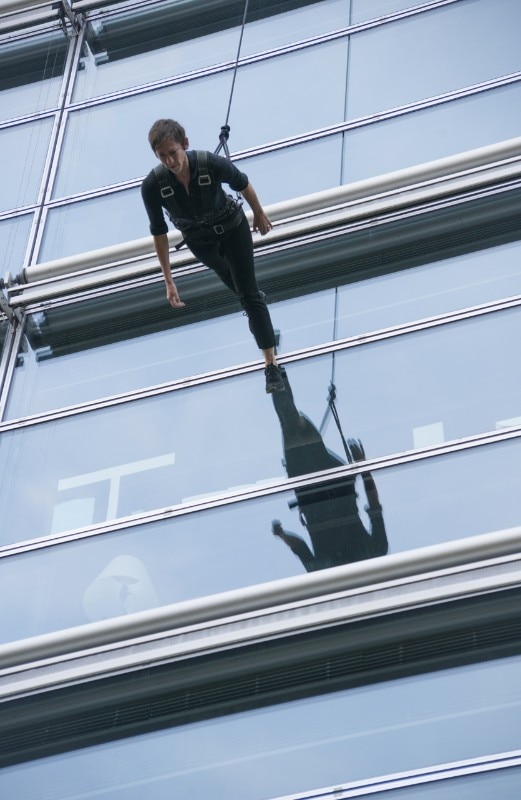 Bandaloop Company, Man walking down the side of a building, Fondation Cartier 2016