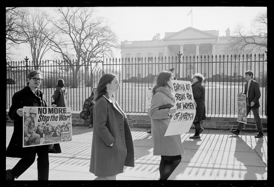 Manifestanti protestano contro la Guerra del Vietnam di fronte alla Casa Bianca. Foto © Warren K. Leffler / Library of Congress