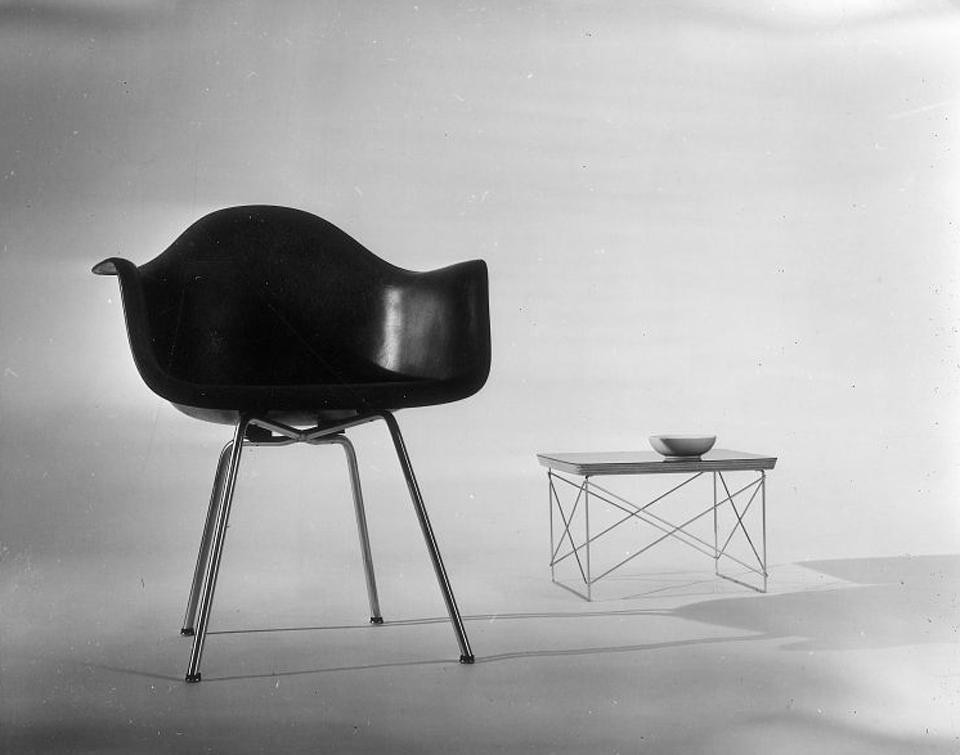 Alcuni mobili della serie di Herman Miller. Poltroncina in poliestere rinforzato con fibra di vetro, 1950. Sopra, Lounge Chair Wood, 1946