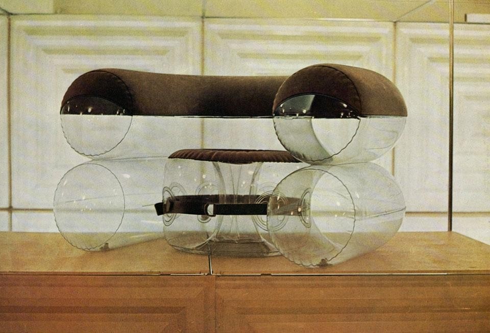 Poltrona in PVC trasparente (con parti rivestite a spruzzo), disegnata dagli architetti Jean Aubert, Jean-Paul Jungmann e Antonio Stinco di Parigi, per la serie di mobili gonfia- bili <i>AJS-Aerolande</i>. Prodotta da Plermag di La Charité-sur-Loire, la poltrona è composta di due pezzi indipendenti: un bracciolo-schienale (formato da due tubi) e un puff, legato con una cinghia a/lo schienale. (Qui la poltrona è fotografata alle Galeries Lafayette di Parigi, ottobre '67).