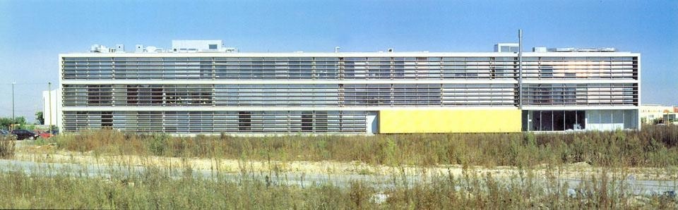 Dipartimento di Geologia Università di Aveiro pubblicato su Domus 773/luglio 1995. Fronte principale dell'edificio lungo 80 metri, alto 20.