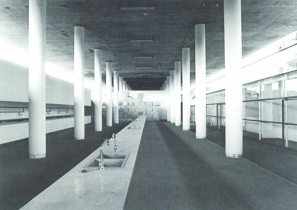 Mercato di Braga pubblicato su Domus 655/novembre 1984. In alto: schizzo di studio per la casa a Alcanena, Portogallo