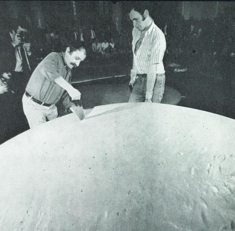 Il 24 aprile ‘68, alle sei del pomeriggio,
la Galleria Nazionale d'Arte Moderna
di Roma è stata teatro di un
<i>happening</i> fuori serie. Tre <i>espansioni</i> di César, tre colate di trenta
litri per volta, una blu, una gialla,
una rossa, di poliuretano liquido che
il pubblico ha visto dilatarsi al contatto
dell'aria e irrigidirsi, all'istante,
in enormi forme distese sul pavimento.