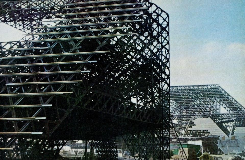 Canada: la gigantesca struttura a gabbia in alluminio del <i>Gyrotrone</i>,
una sorta di enorme ottovolante e
castello delle streghe che precipita i viaggiatori nello spazio, in
un vulcano, nel centro della terra.
Disegnato da Sean Kenny, scenografo,
il <i>Gyrotrone</i> è la maggior attrazione
del parco dei divertimenti alla Fiera. Foto Charles Eames 