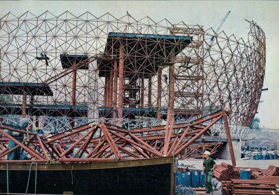 Stati Uniti: la cupola di Fuller è alta 60 m e larga 62 ed è realizzata in acciaio, plastica, alluminio. Foto Charles Eames