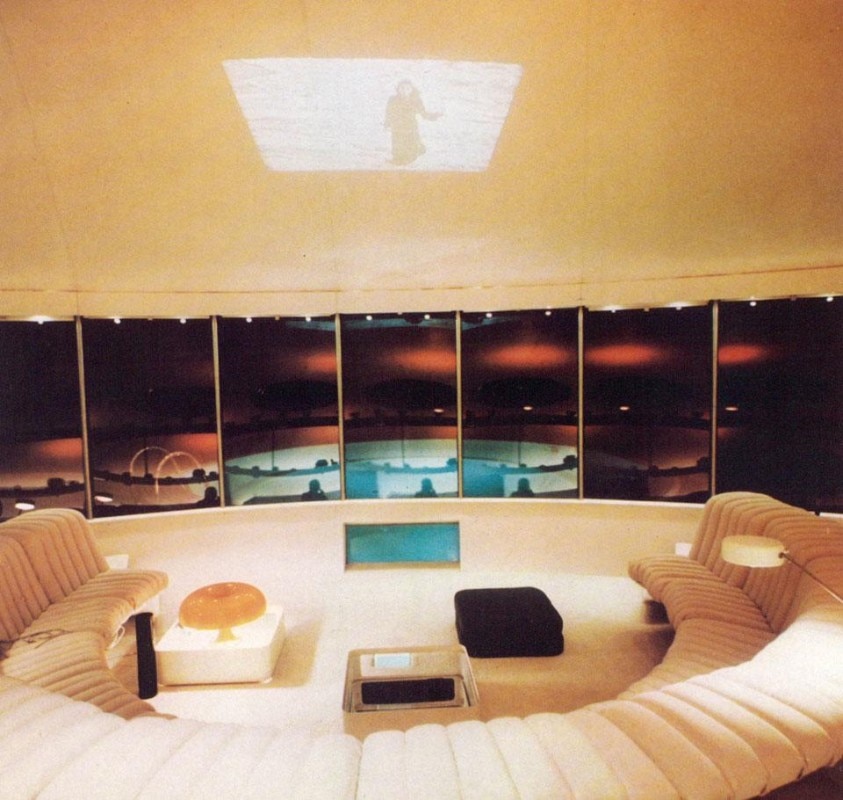Il divano, affacciato sulla piscina e sul mare, e il soffitto sopra di esso utilizzato come schermo per proiezioni di film, programmi TV o diapositive.
